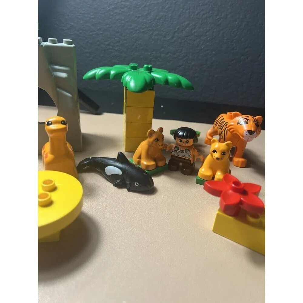 Lego Duplo  Vintage Caveman Set Total Of 20 Pieces Some Very Rare